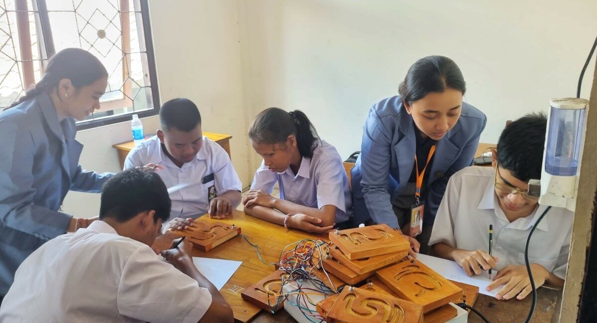 podiumnews.com-Undiksha Latih Siswa Tunanetra Aksara Bali 